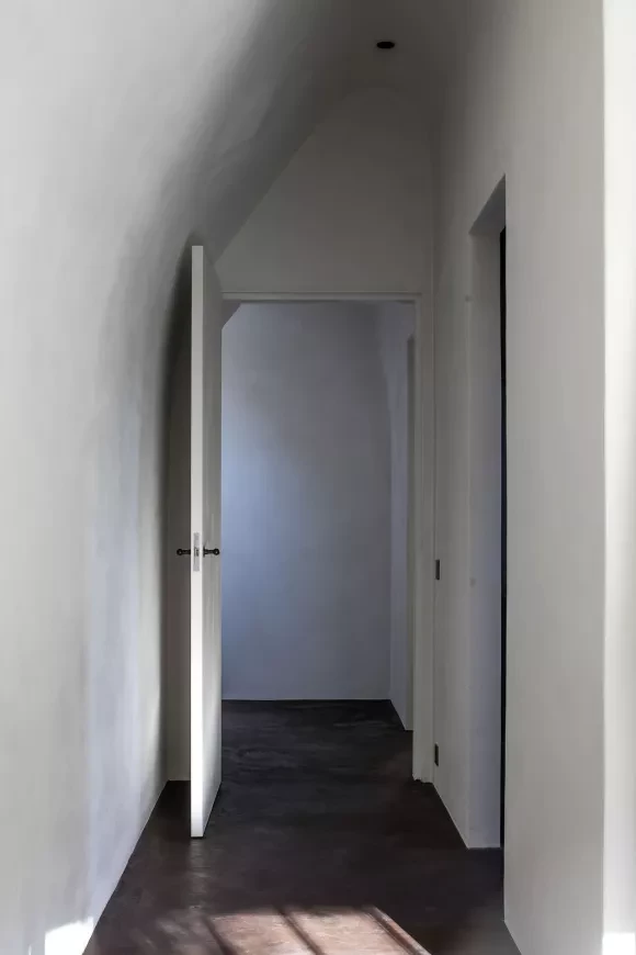 Couloir blanc avec plafond incurvé