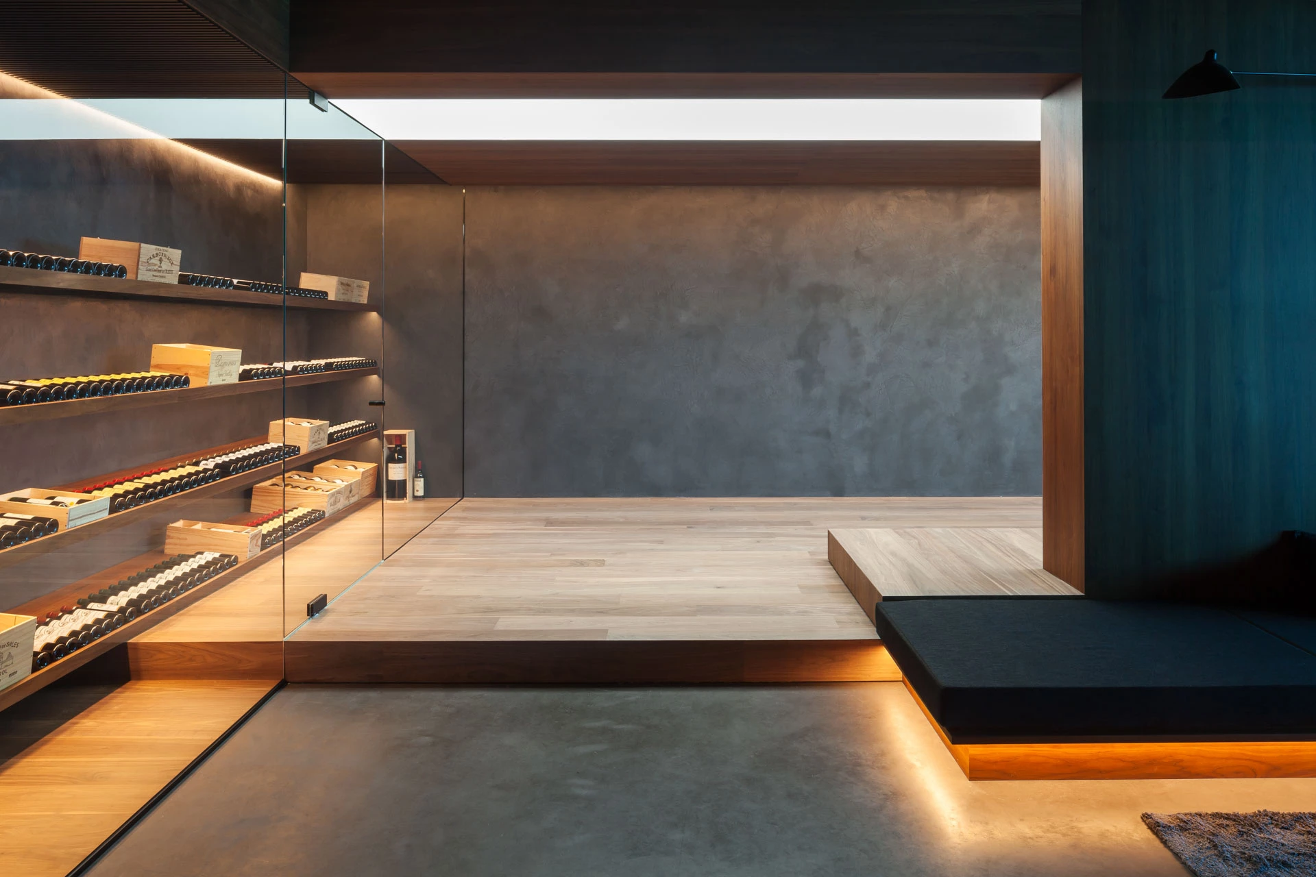 Wine cellar with Thalostuc wall finish in an interior by Govaert Vanhoutte