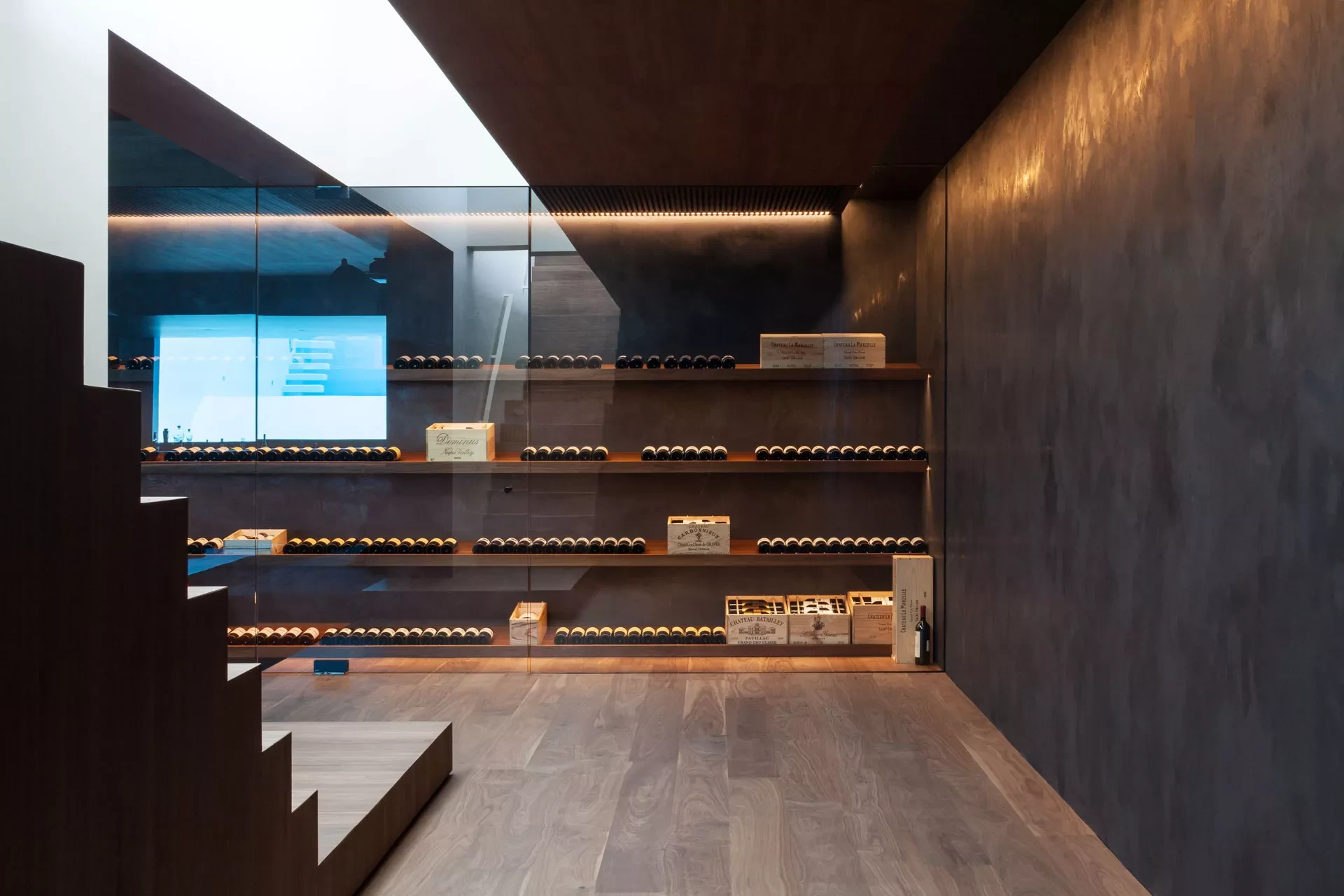 Wine cellar with Thalostuc as wall finish in an interior by Govaert Vanhoutte