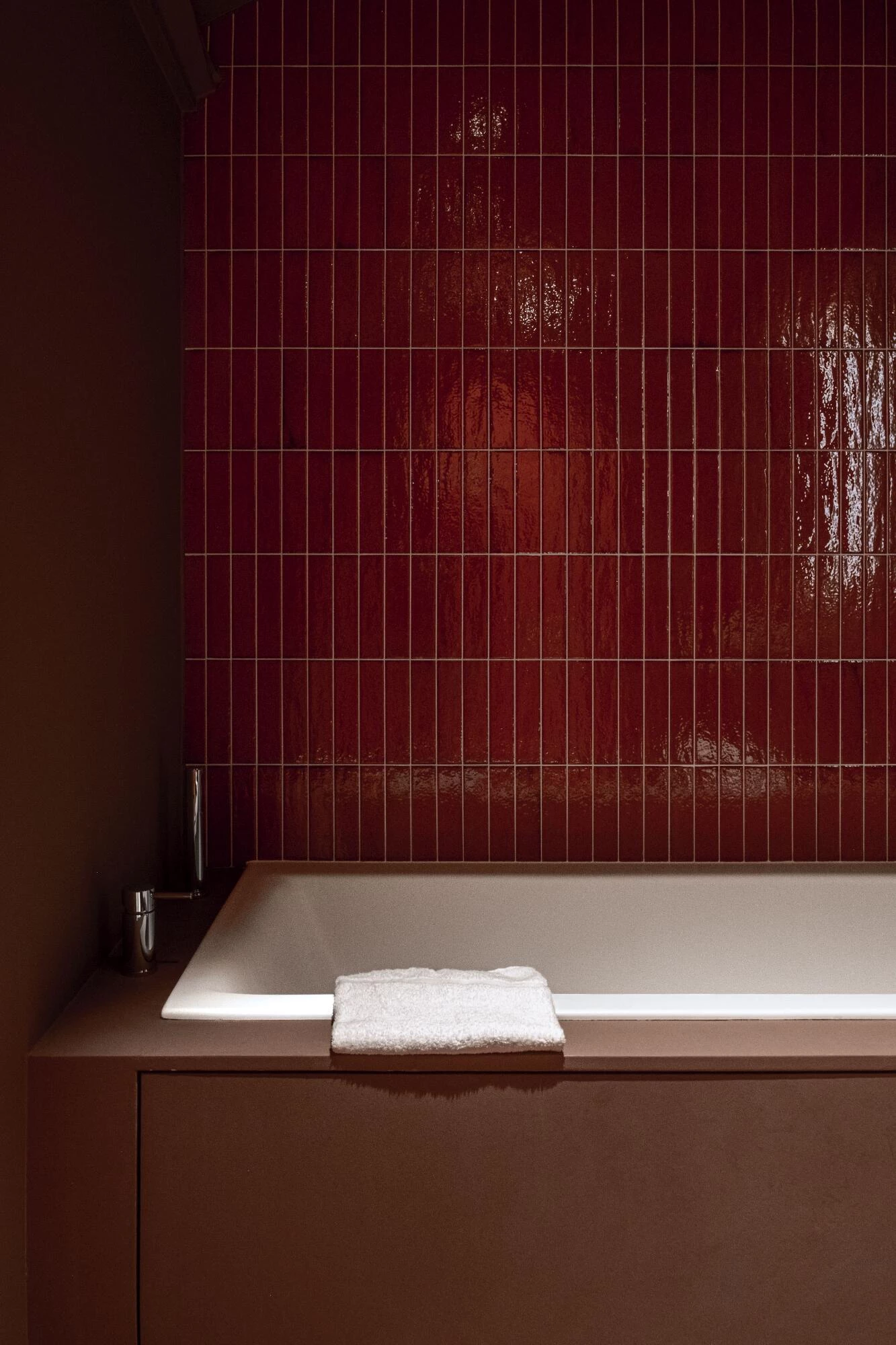 Red bathroom Hostellerie Kemmelberg Red bathroom Hostellerie Kemmelberg with Monolith floor