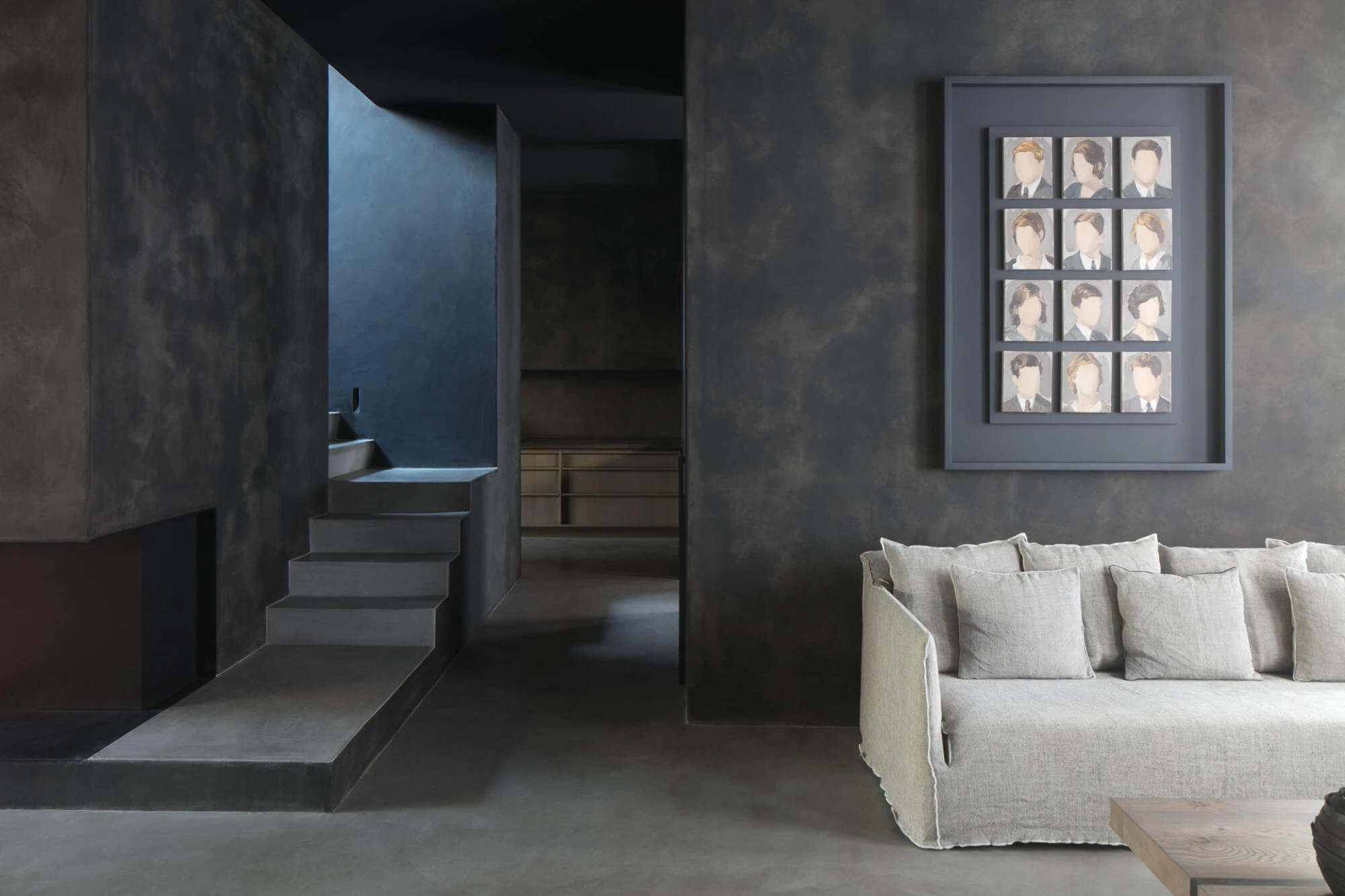 Salon avec Thalostuc noir sur les murs et l'escalier dans l'intérieur de K2A
