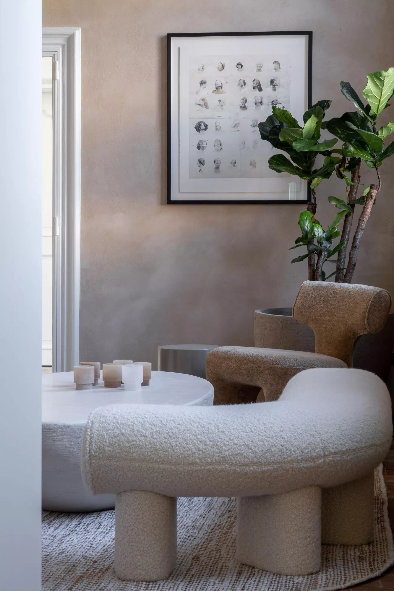 Seating area Monolith with Thalostuc Origin finish Seating area Monolith Showroom with Thalostuc Origin wall finish