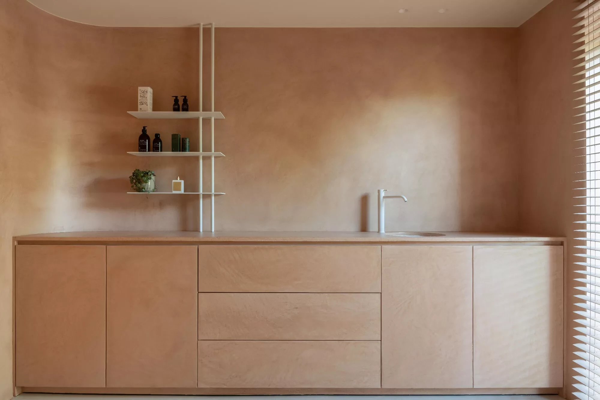 Muur en maatkast in Thalostuc met licht terracotta kleur bij O-Mineral Wellness