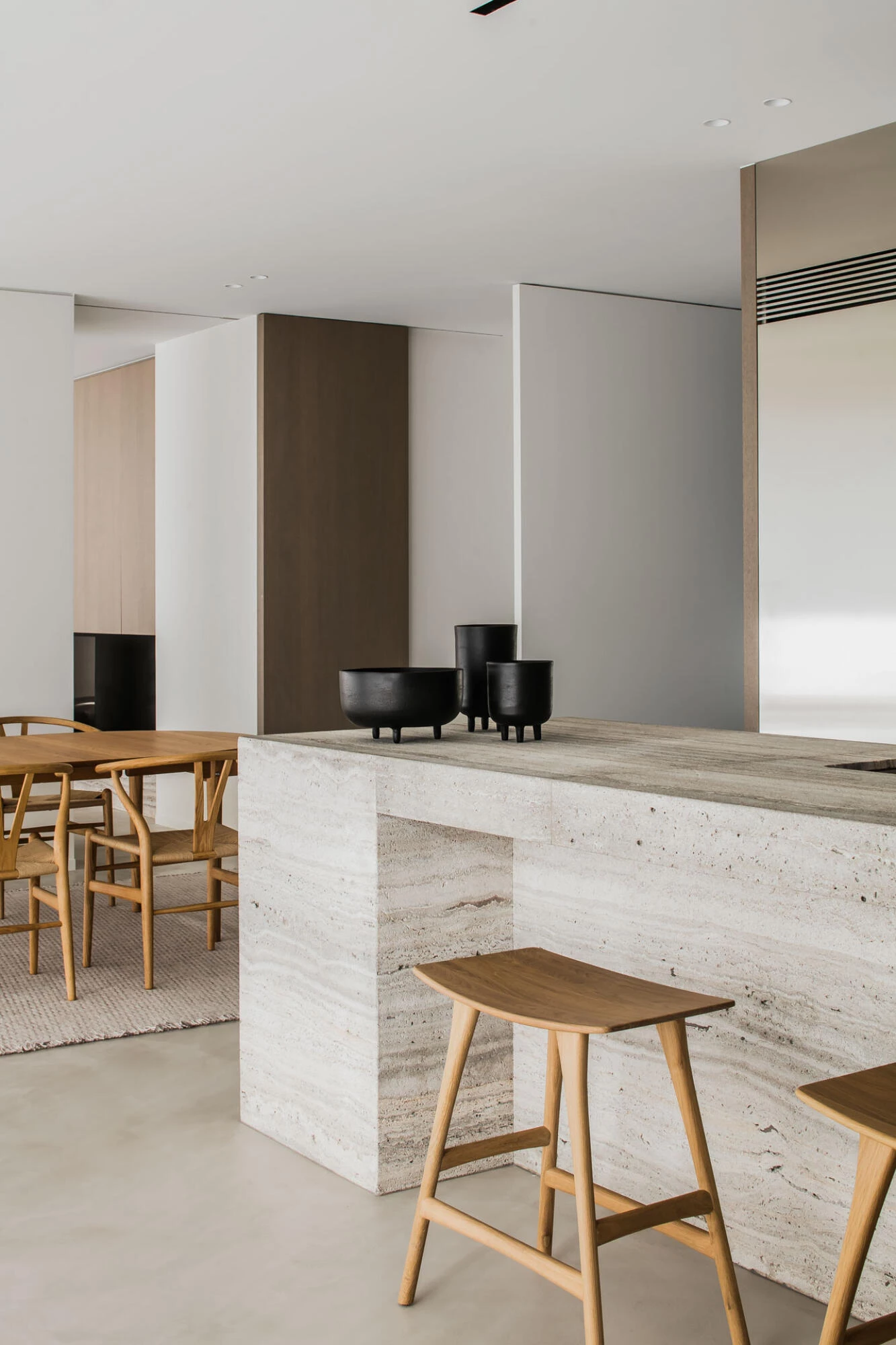 Sol en stuc Thalostuc dans une cuisine minimaliste dans l'intérieur de Pieter Vanrenterghem