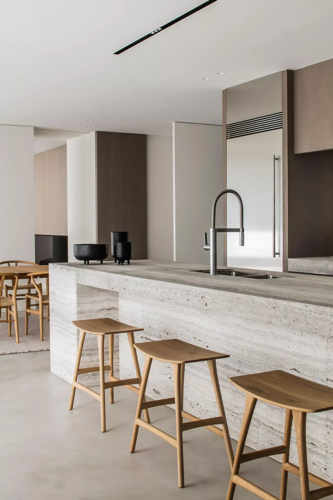 Foto minimalist kitchen with mineral  Thalostuc plaster floor