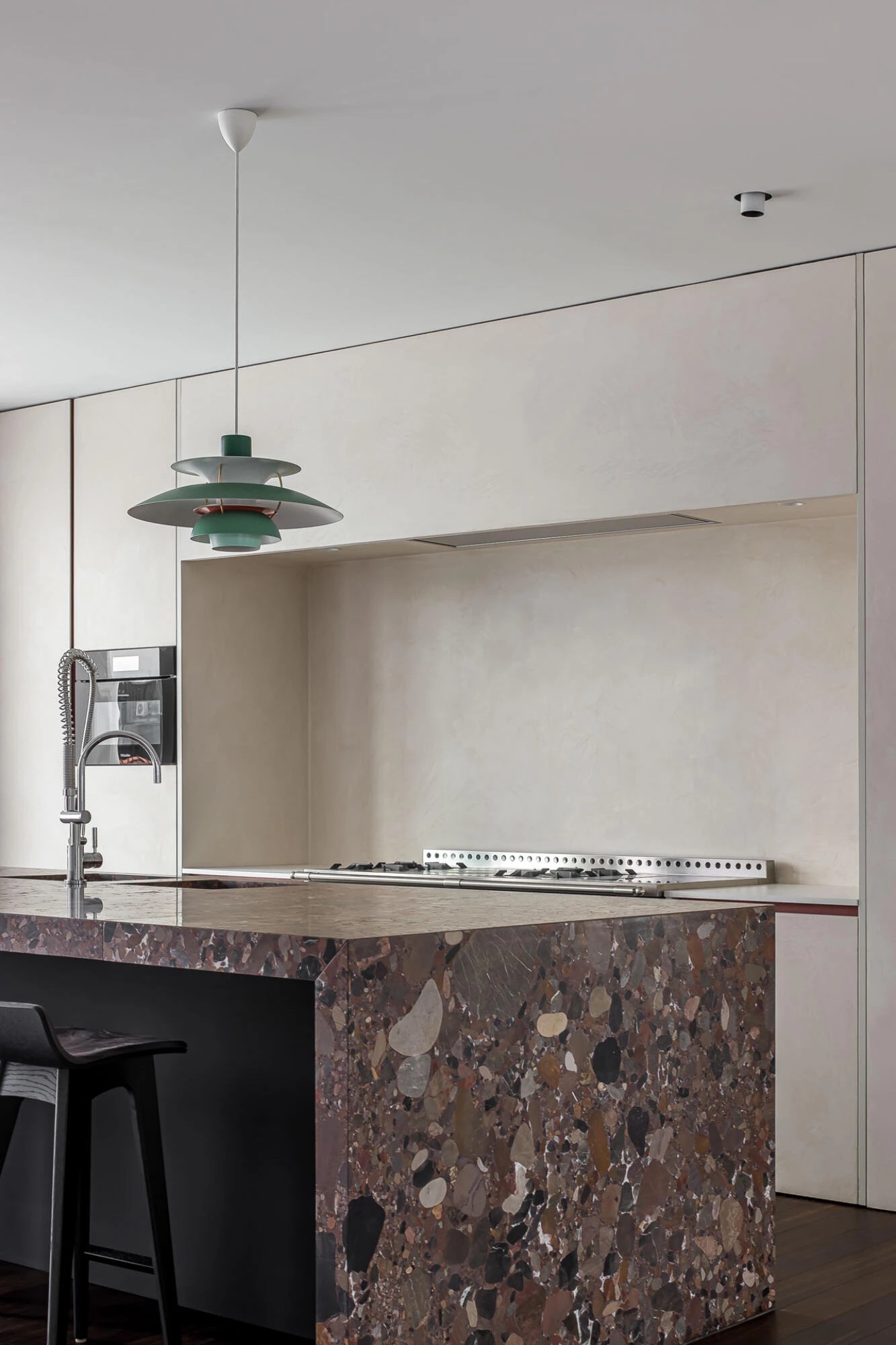 Designkeuken met ingebouwde functionaliteiten en terrazzo keukenwerkblad