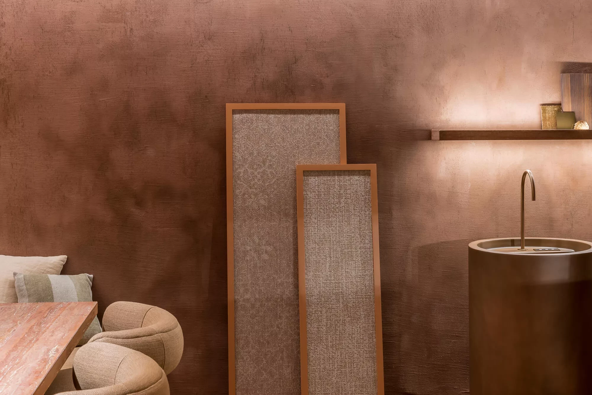 Uluru Room Interieur met Thalostuc Xarraca muur voorzien van waterinstallatie en designtafel