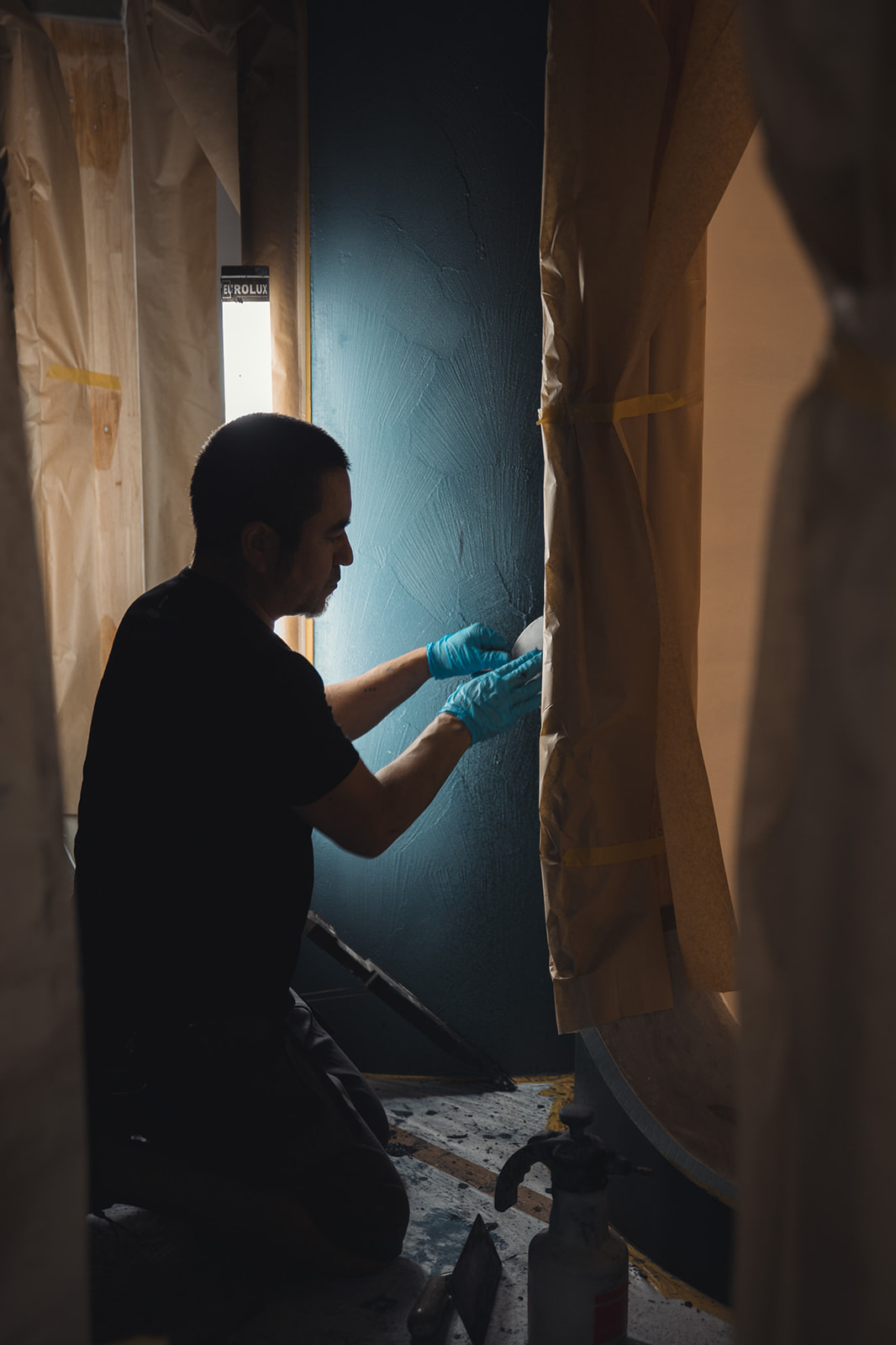 Een Odilon vakman brengt met de hand een minerale wandafwerking aan