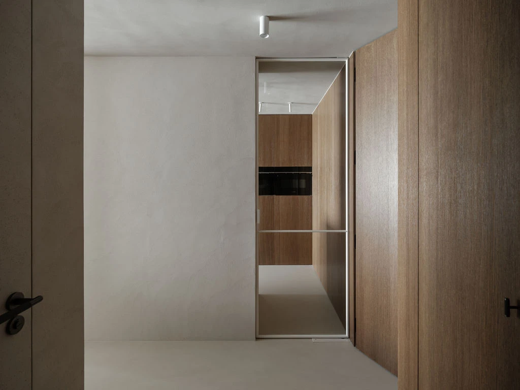 Monolith seamless mineral floor in an interior