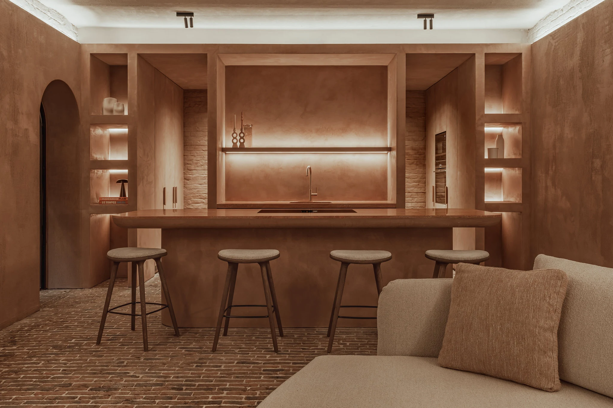 Thalostuc mineral finish in a warm-toned kitchen interior