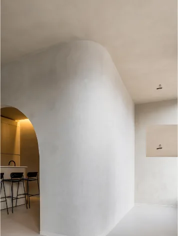 Passage en plâtre voûté et sculptural