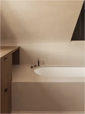 Baignoire adossée à des murs chaleureux en plâtre