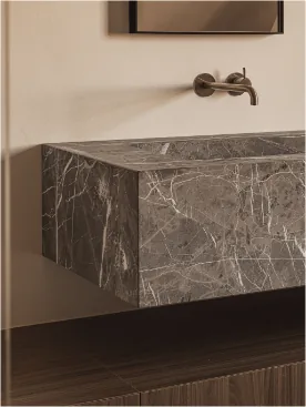 Vasque en marbre avec robinet brossé contre le plâtre