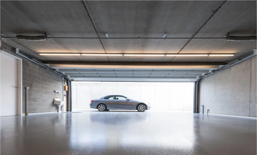 Sol en béton poli dans un espace industriel