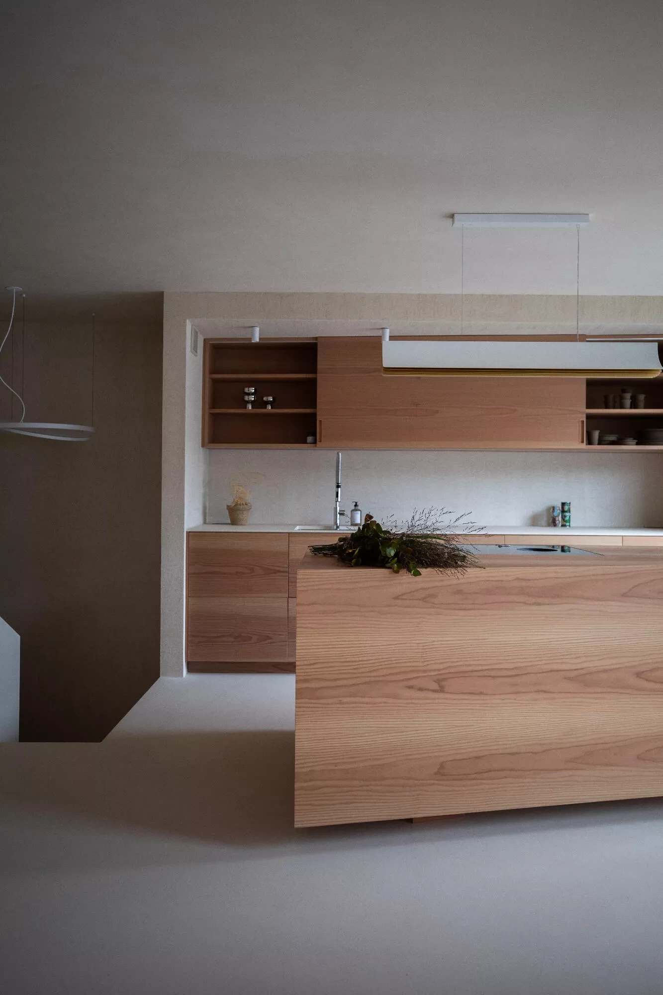 Monolith vloerafwerking in het compacte duplexappartement