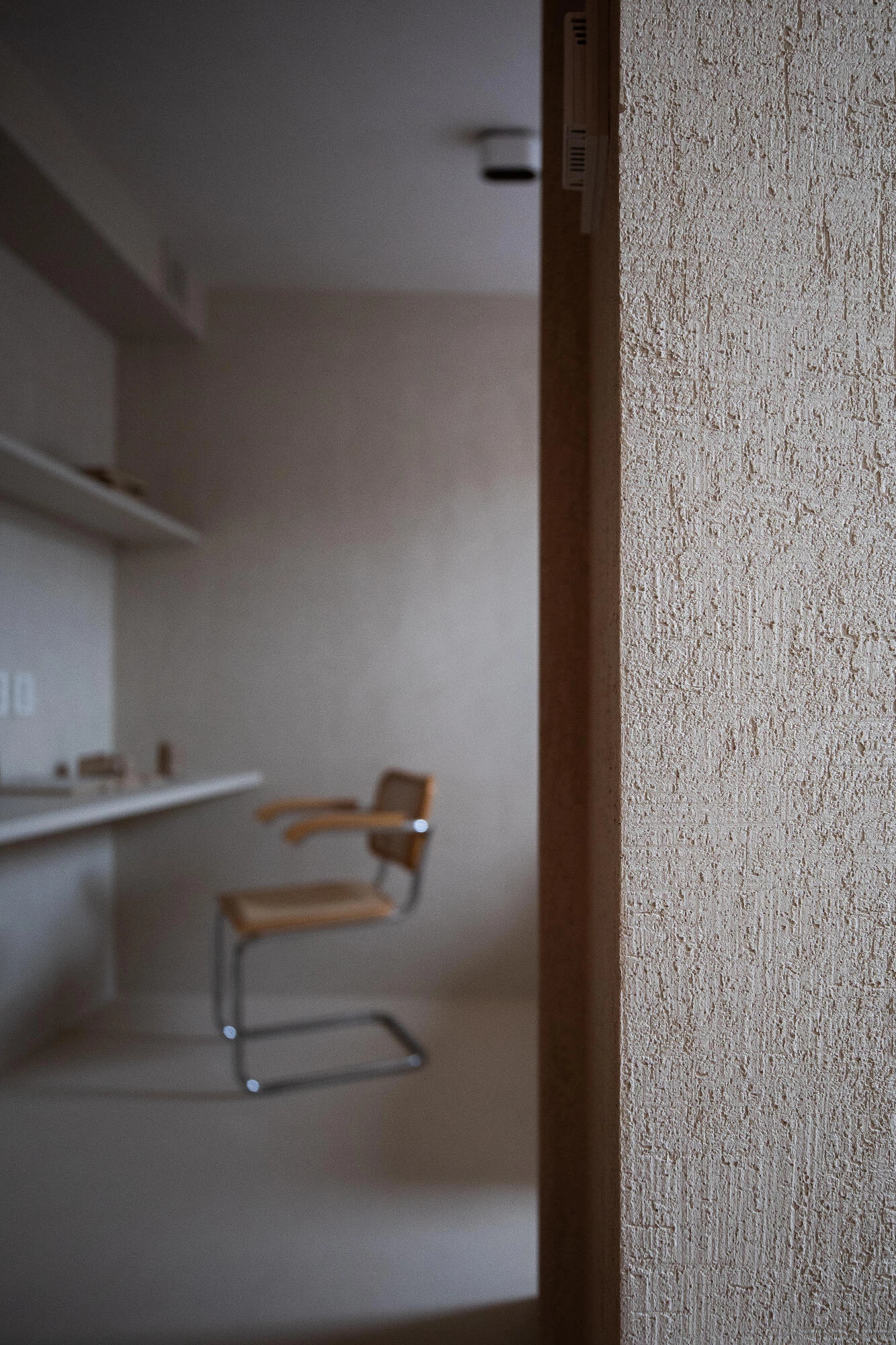 Thalostuc-afwerking doorgetrokken over muur en plafond