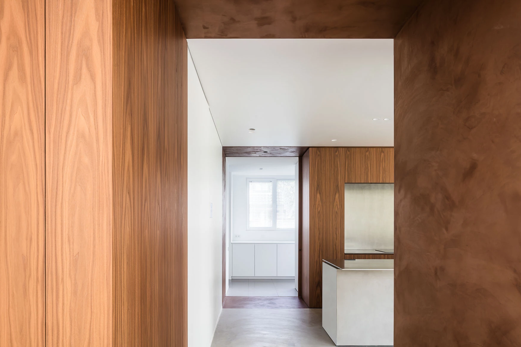Detail van notenhout tegen een Thalostuc wand
