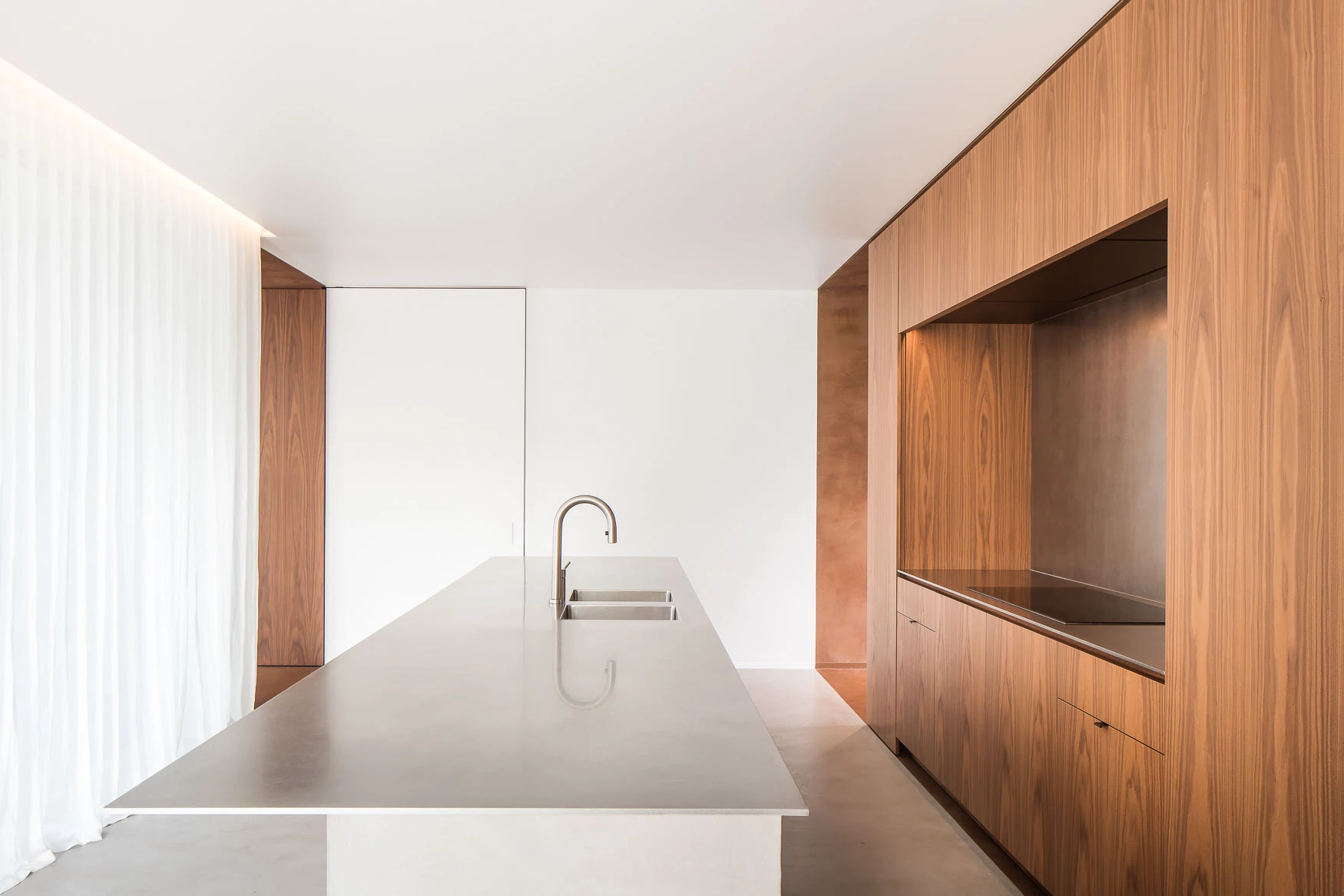 Overzicht van het interieur met Thalostuc en notenhout