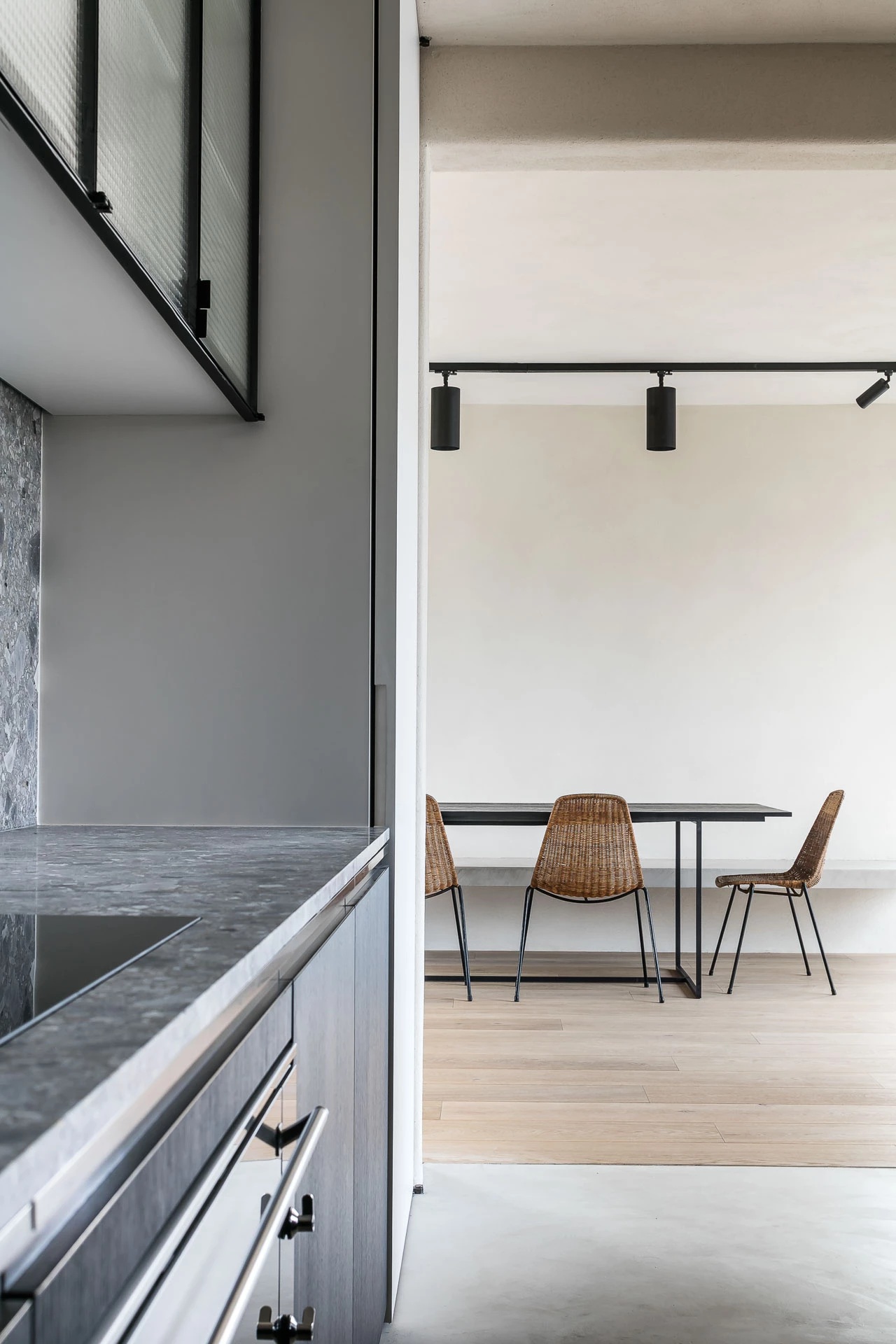 Helder, open interieur afgewerkt met Thalostuc