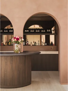 Bar incurvé avec mur de fond en miroir