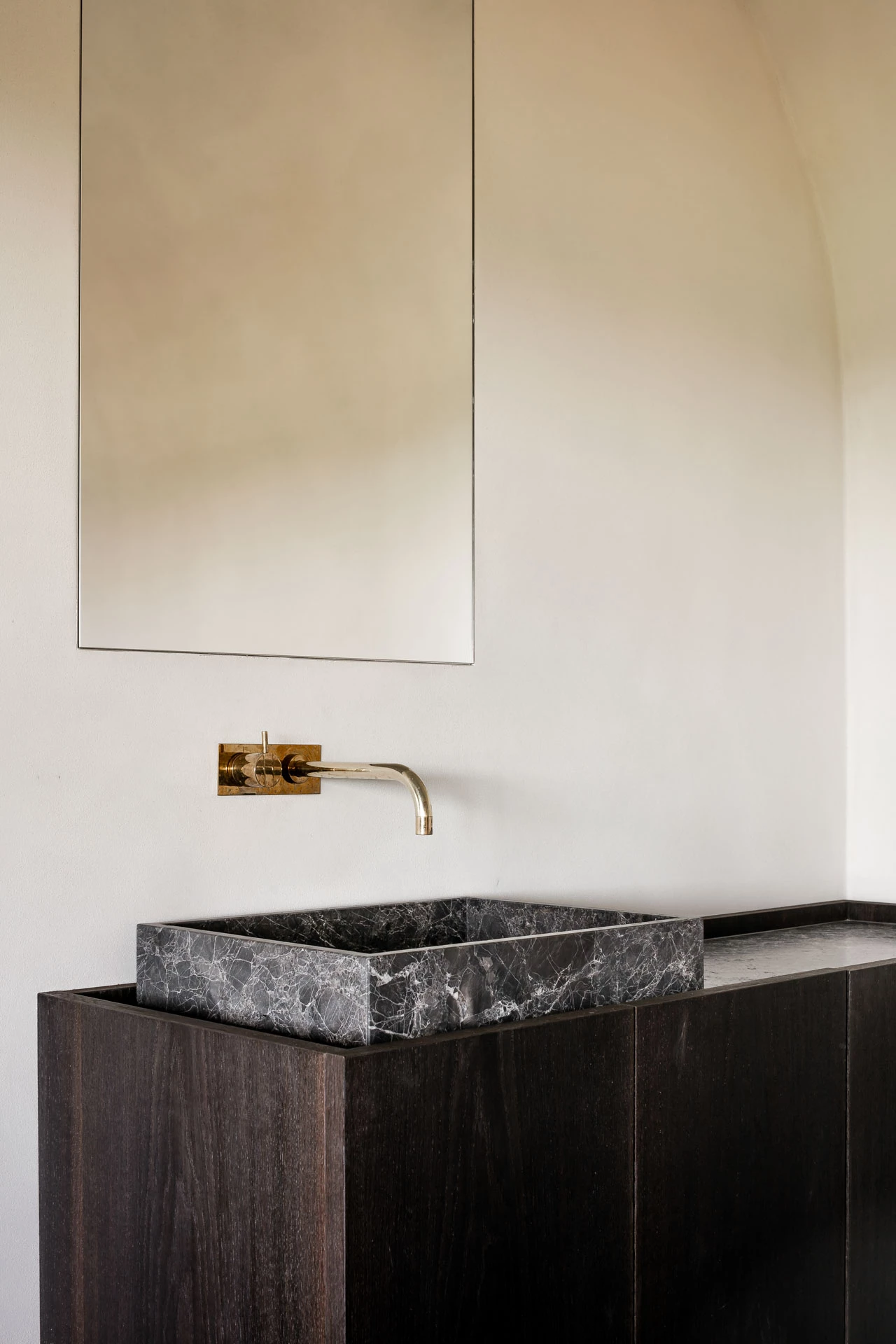 Thalostuc floor flowing between rooms