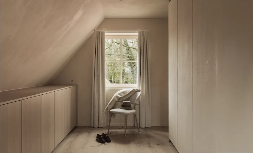 Dressing aux murs enduits sans joints et au mobilier intégré