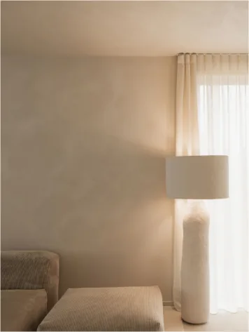 Lampadaire devant un mur enduit chaleureux