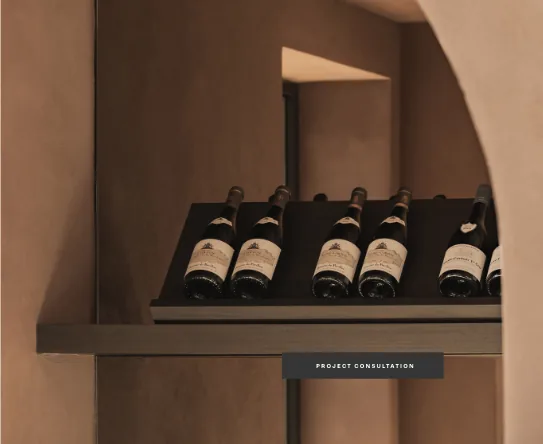 Niche à vin chaleureuse enduite dans une maison privée à Sint-Martens-Latem